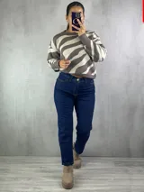 Pantalón jean azul oscuro de corte mom con lycra.