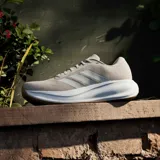 Championes de running Adidas Response Runner 2, color beige con las icónicas tres tiras laterales en un tono más claro. Presentan una entresuela blanca con diseño estriado y suela de goma en color caramelo.