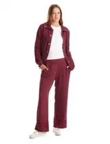 Pantalón tipo jogger de corte ancho y fluido, color bordó, con cintura elástica, bolsillos laterales y detalle de bordado floral calado en el ruedo.