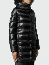 Campera puffer Herno modelo Dora, color caqui, confeccionada en nylon y rellena de plumas.