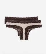 Kit de dos bombachas tipo bikini confeccionadas en microfibra, con detalles de encaje contrastante en los bordes y un pequeño lazo decorativo en el centro. Una pieza es de color beige y la otra de color marrón oscuro.