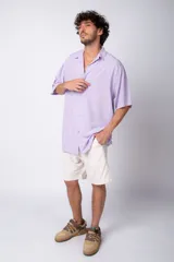 Camisa de manga corta con cuello cubano, confeccionada en fibrana premium. Presenta un corte oversize y cierre frontal con botones al tono.