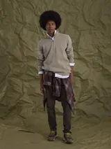 Fleece de algodón color gris melange, con cuello alto y cierre frontal parcial. Diseño de manga larga con puños y ruedo acanalados.