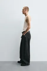 Musculosa negra ajustada de algodón con elasticidad, cuello redondo y sisa ancha.