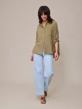 Pantalón de jean celeste de corte recto, con bolsillos delanteros y traseros.