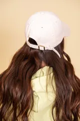 Gorra de visera color rosa.