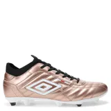 Championes de fútbol 11 Umbro modelo Legend, color negro con detalles en blanco. Presentan el logo de la marca en el lateral, costuras reforzadas en la puntera y una pequeña bandera tricolor decorativa. Cuentan con suela de tacos blancos y cierre mediante cordones negros.