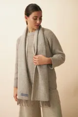 Bufanda unisex color marrón con flecos en los extremos.