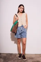 Chaleco de punto color ladrillo, con escote en V y cierre frontal con botones.