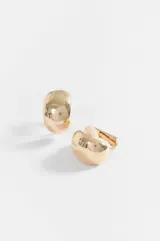 Aros tipo clip de diseño grueso y redondeado, con acabado brillante en tono dorado.
