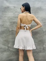 Top con estampado animal print de leopardo, con tirantes finos que se atan en el cuello y la espalda.