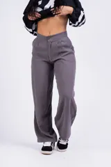 Pantalón gris de vestir, de corte palazzo y tiro alto.