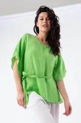 Blusa verde esmeralda de viscosa, con escote redondo y mangas cortas amplias. Incluye lazo para ajustar en la cintura.