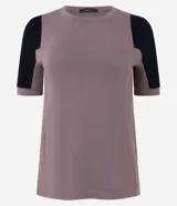 Blusa marrón con mangas cortas negras, cuello redondo y corte recto.