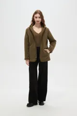 Campera de diseño capitoneado con cierre frontal, capucha integrada y bolsillos laterales. Presenta un corte entallado y mangas largas.