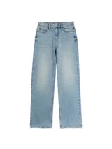 Jean de tiro alto confeccionado en denim de corte recto, con diseño clásico de cinco bolsillos y cierre frontal con cremallera y botón metálico.