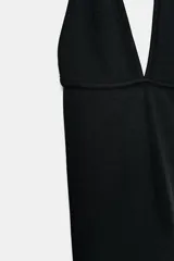 Top halter de color marrón, con escote profundo en V y diseño ajustado al cuerpo.