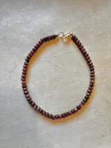 Gargantilla de cuentas facetadas de piedra natural jade color bordó, con diseño minimalista y cierre discreto.