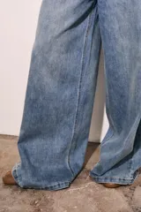 Pantalón de jean celeste de corte wide leg y tiro medio.