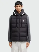 Chaleco acolchado Moncler modelo Cardamine, color negro, con capucha ajustable, cierre frontal y logo de la marca en el pecho.