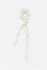 Pañuelo tipo bandana de seda color blanco, de diseño largo y estrecho con terminaciones de flecos de cuentas en los extremos.