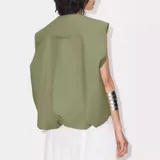 Chaleco holgado de poliéster verde militar, sin mangas, con cuello redondo, cierre frontal de cremallera y bolsillos frontales con solapa y botones a presión.