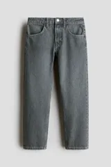 Jean de denim lavado de algodón, con diseño de pierna recta y corte relajado. Cuenta con bolsillos clásicos y cierre frontal.