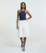Blusa corta ajustada de microfibra color azul marino, con escote halter y tirantes finos que se cruzan en la espalda.