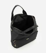 Mochila de poliéster color negro con diseño rectangular y estructurado, marca Satinato. Cuenta con cierre superior, asas de mano reforzadas y un amplio bolsillo frontal con cierre y herrajes dorados.