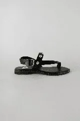 Sandalias negras de cuero con tira de dedo, tira sobre el empeine con hebilla y apliques de tachas plateadas.