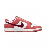 Championes Nike Dunk Low, modelo especial Valentine's Day, con base de cuero blanco y revestimientos de gamuza en tonos rosados. Presenta un swoosh lateral en color bordó y cordones de satén a tono.