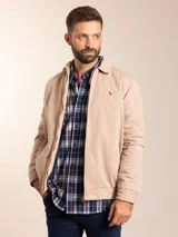 Campera azul marino con cierre frontal, cuello camisero y logo bordado en el pecho.