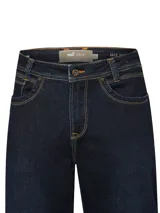 Pantalón jeans de corte modern fit y tiro medio, confeccionado en denim azul oscuro con costuras en contraste. Presenta cierre de cremallera y botón, con tecnología Natural Flex para mayor flexibilidad y comodidad.