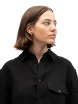 Camisa negra de lino con mangas 3/4, bolsillo en el lado izquierdo y pliegue en la espalda.