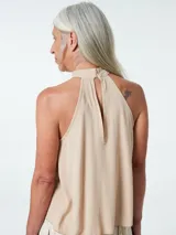 Top negro sin mangas con cuello alto.