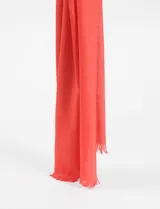 Pashmina ligera color coral, de textura lisa confeccionada en mezcla de algodón y rayón.
