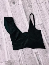 Top de bikini fucsia con un solo tirante y volados en el escote.