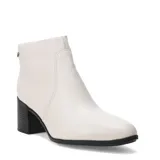 Botas de caña baja marca Bottero, confeccionadas en cuero color marfil, con taco cuadrado negro y punta redondeada.