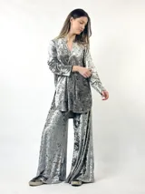 Camisa plateada de terciopelo, corte amplio, cuello en V y mangas largas.