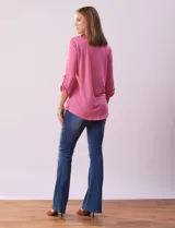 Blusa Ninety color beige con textura, cuello base con escote en V y abertura central con botones. Tiene un bolsillo en el pecho y mangas 3/4 regulables con presilla y botón.