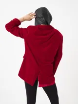Blazer de terciopelo rojo, corte cuadrado y moderno, con botones dorados y forro interior.
