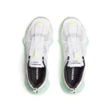 Championes de senderismo Merrell modelo SpeedARC Matis, con diseño técnico en color blanco, detalles en verde menta y toques amarillos. Presentan una entresuela innovadora con tecnología SpeedARC, parte superior de malla transpirable con refuerzos de TPU y suela Vibram MegaGrip para un agarre superior.