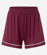 Pijama de dos piezas compuesto por una remera de manga corta con escote en V y un short con cintura elástica. Ambas prendas presentan detalles de vivos en color blanco en los bordes. Confeccionado en viscolycra suave y ligera.