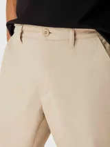 Bermuda de corte recto estilo chino, confeccionada en lino, con ruedo doblado y cierre frontal.