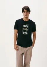 Remera de corte regular color beige con cuello redondo, mangas cortas y estampa frontal de pequeños nudos marineros en tono azul.