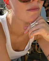 Anillo de plata 925 con diseño abstracto y alargado. Pieza realizada a mano en taller con metales nobles.