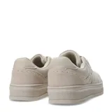 Championes urbanos Miss Carol modelo Delfi, color beige con suela blanca.