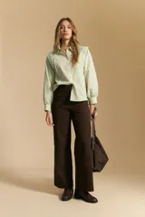 Pantalón de tiro alto y fit recto, color marrón oscuro, confeccionado en algodón con elastano.