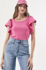 Remera fucsia de algodón peinado, con escote redondo, calce al cuerpo y mangas cortas amplias con detalles calados y vuelo.