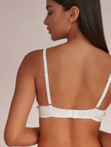 Soutien tipo halter de algodón color blanco, con diseño triangular y detalle de puntilla en los bordes.